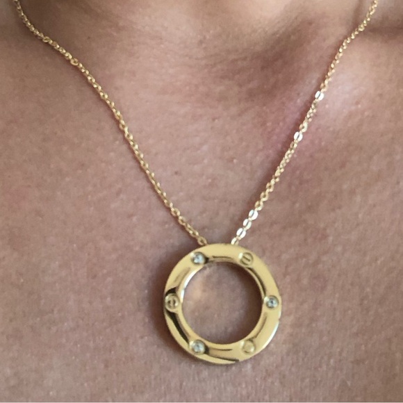 Screw Zirconia Gold Circle Necklace - Picture 11 of 15